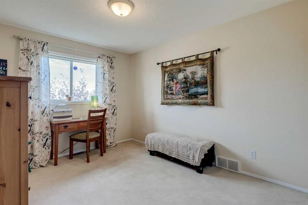 40 Springbank Bay SW