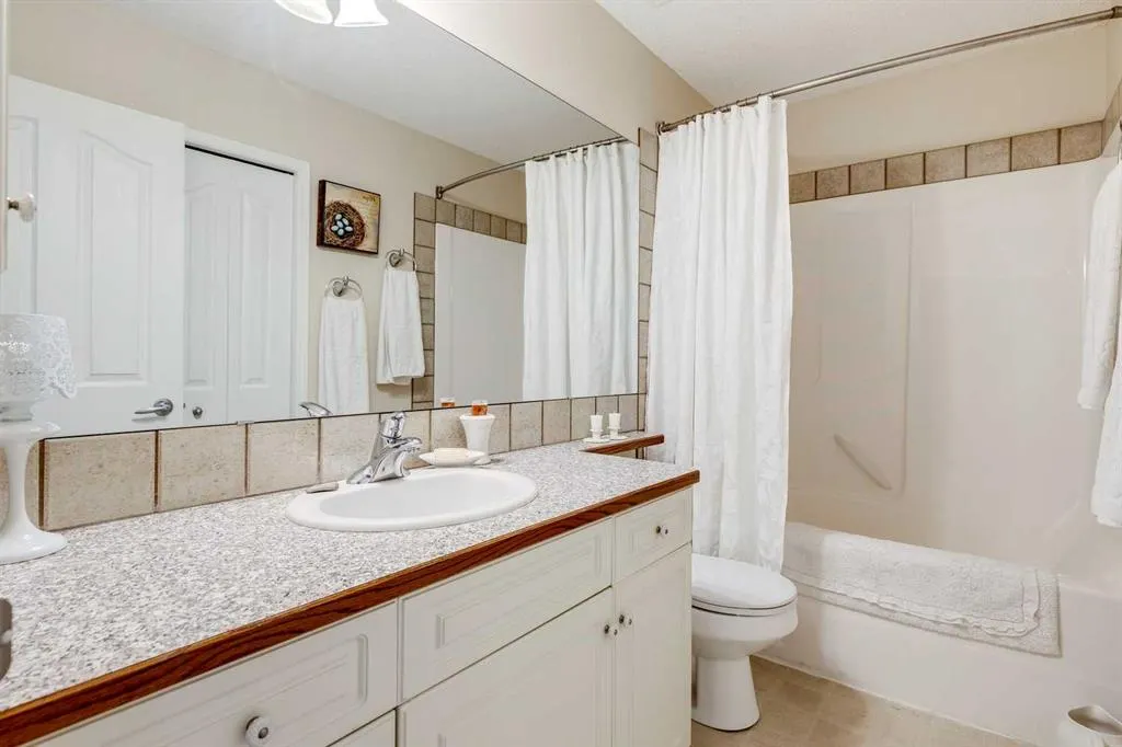 40 Springbank Bay SW