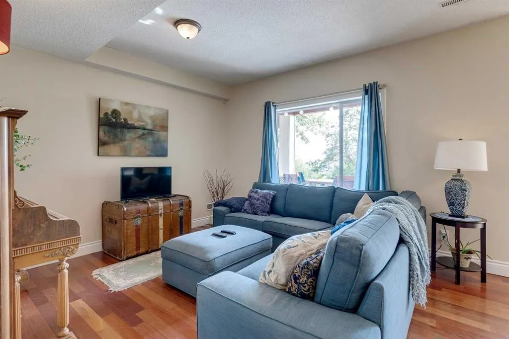 40 Springbank Bay SW