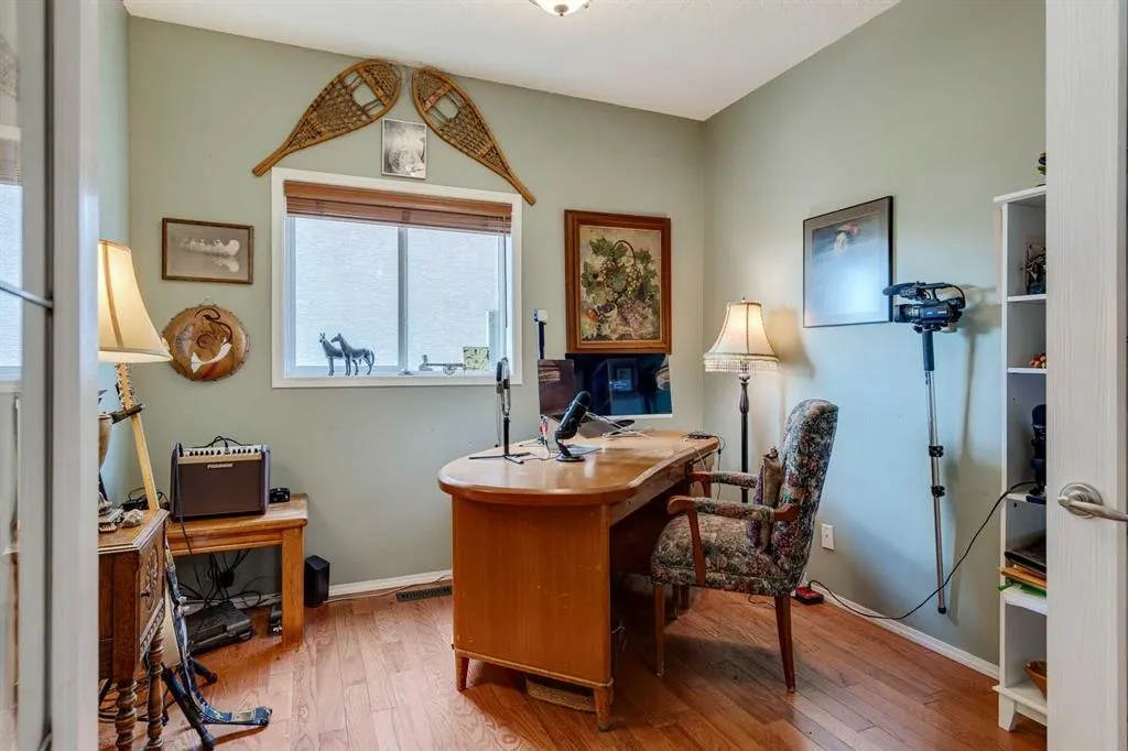 40 Springbank Bay SW