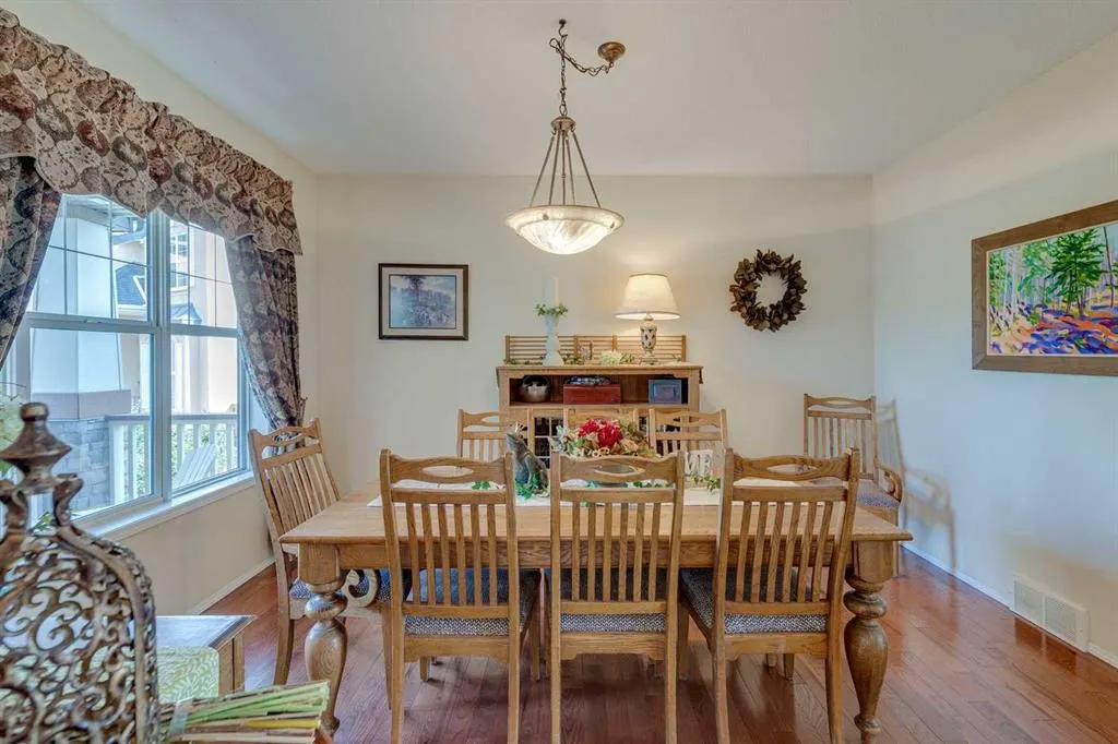 40 Springbank Bay SW