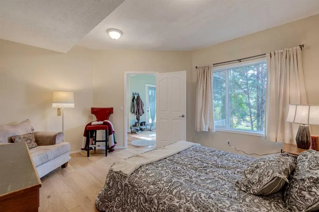 40 Springbank Bay SW