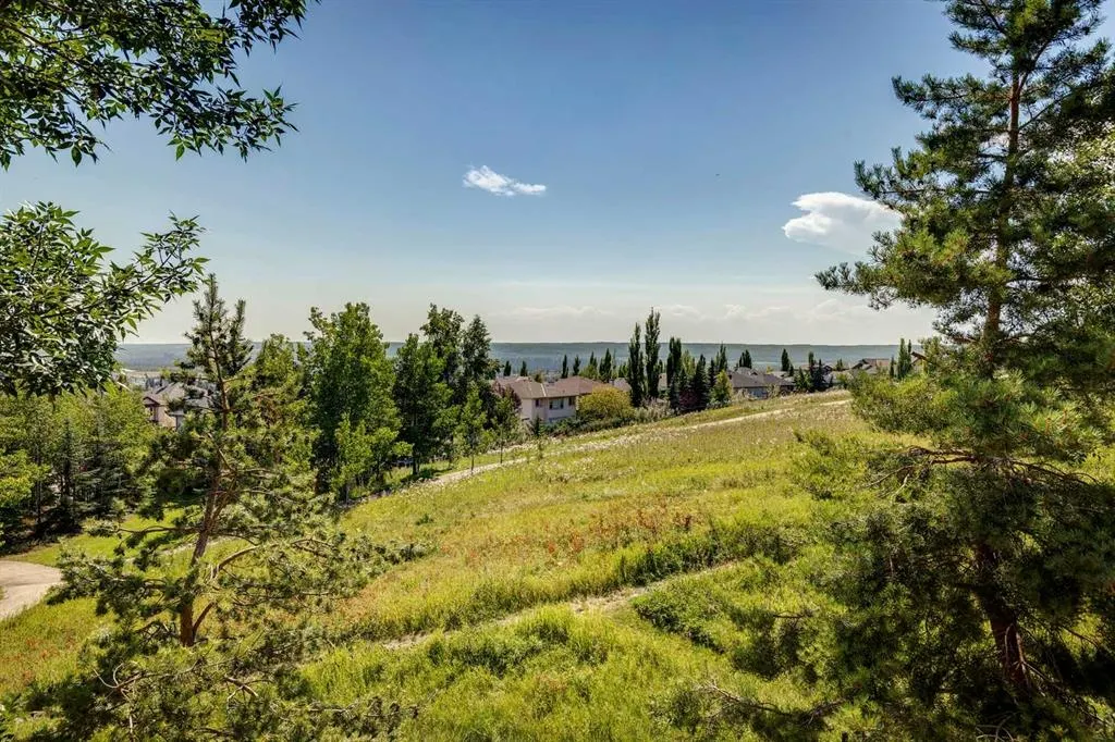 40 Springbank Bay SW