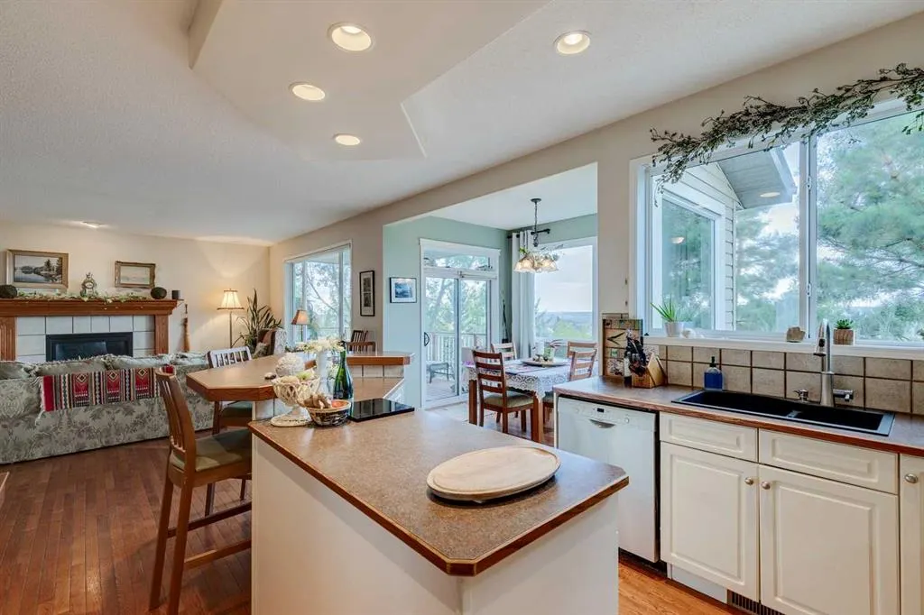 40 Springbank Bay SW