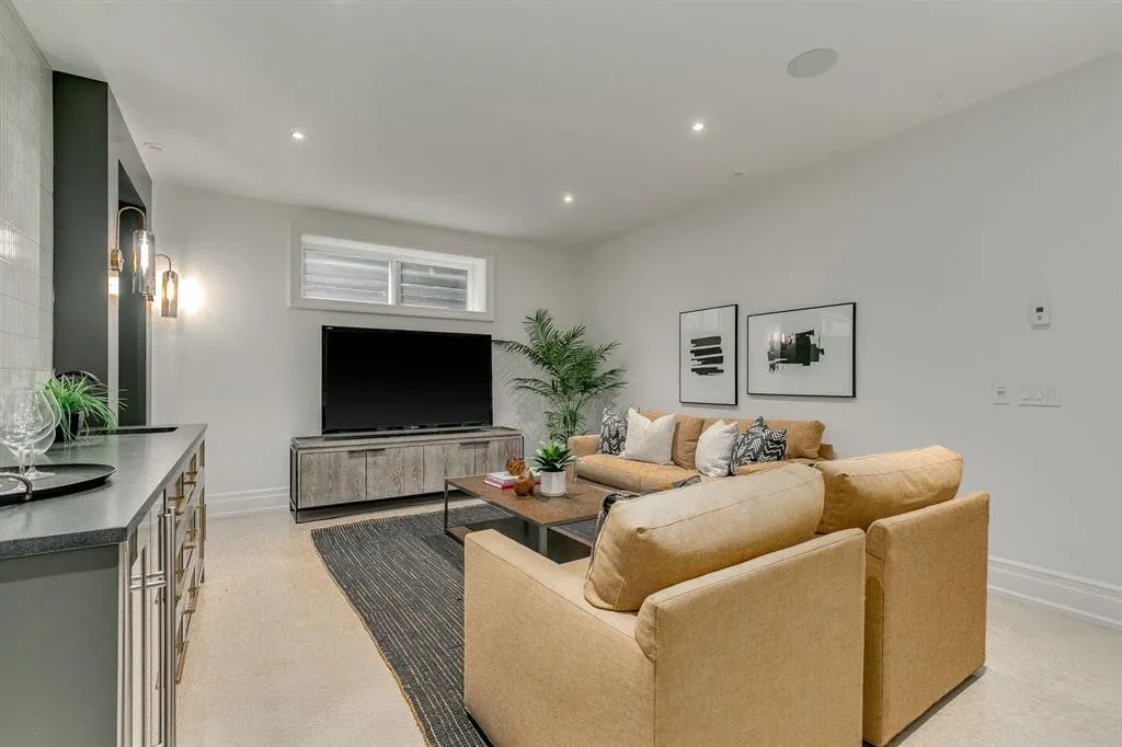 109 Roxboro Road SW