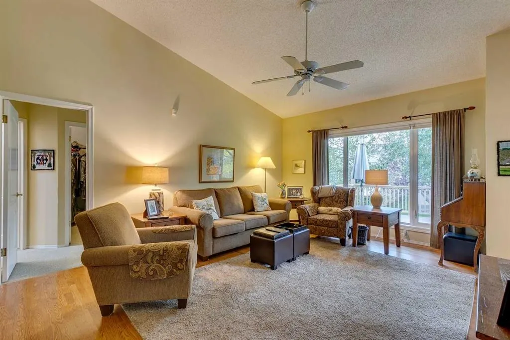 74 Evergreen Bay SW