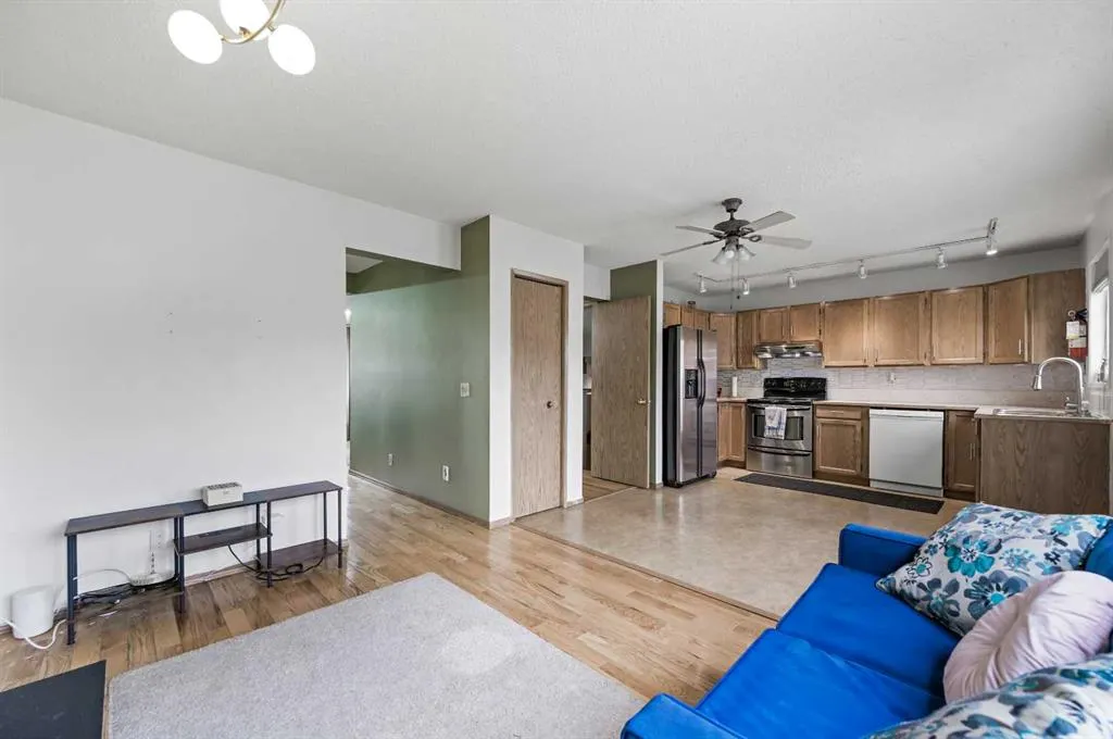 24 Laguna Close NE