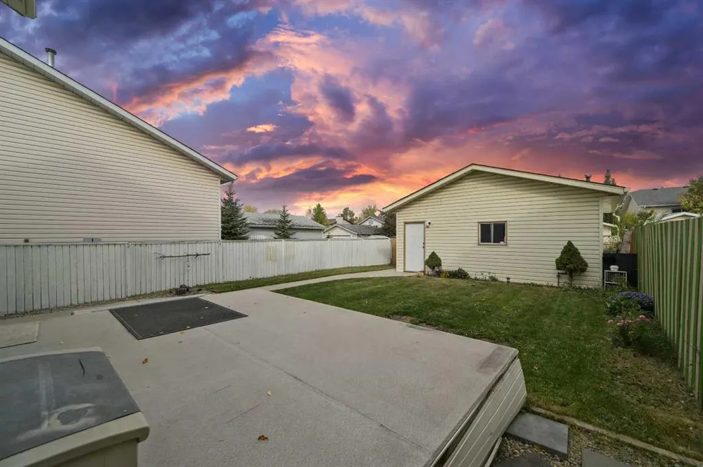 24 Laguna Close NE