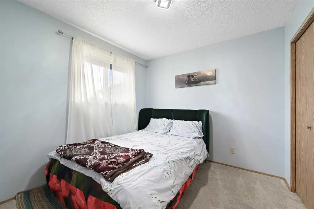 24 Laguna Close NE