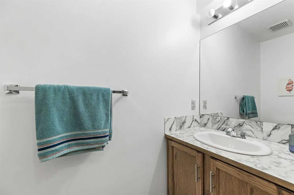 24 Laguna Close NE