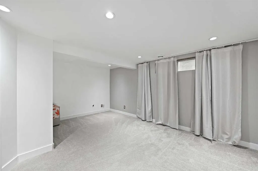 24 Laguna Close NE