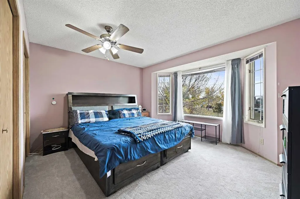 24 Laguna Close NE