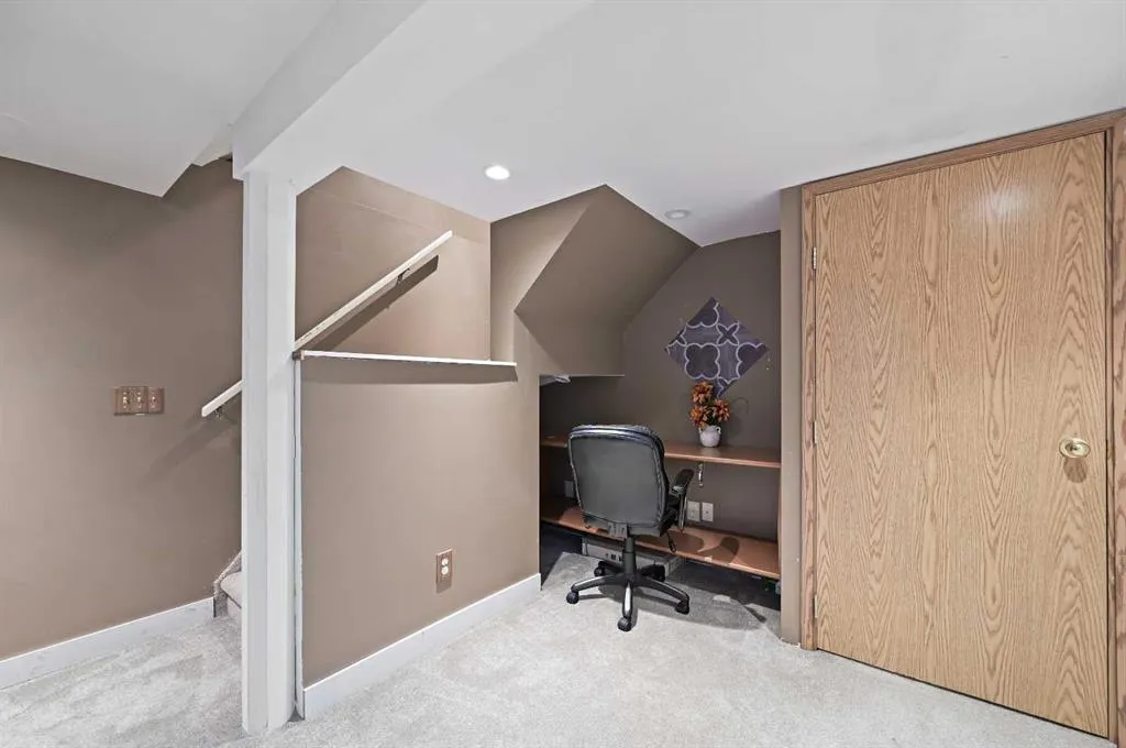 24 Laguna Close NE