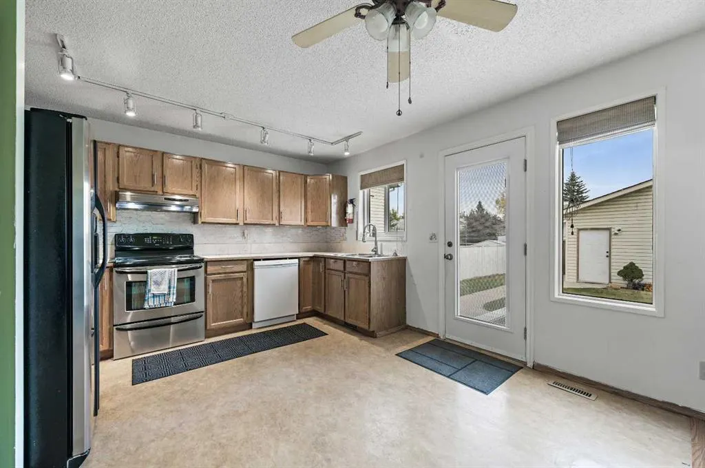 24 Laguna Close NE