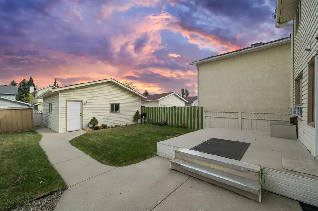 24 Laguna Close NE