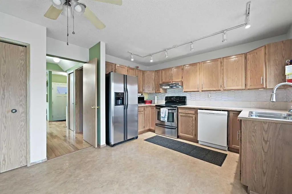 24 Laguna Close NE