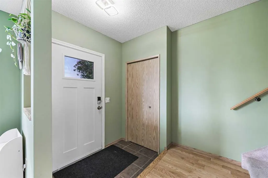24 Laguna Close NE