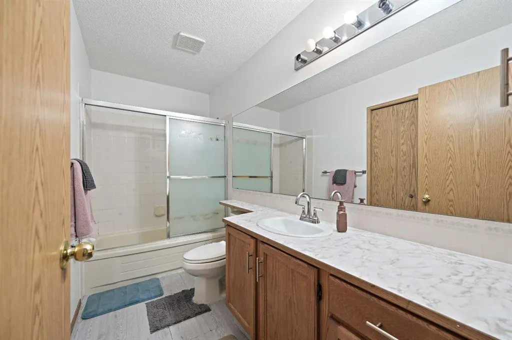 24 Laguna Close NE