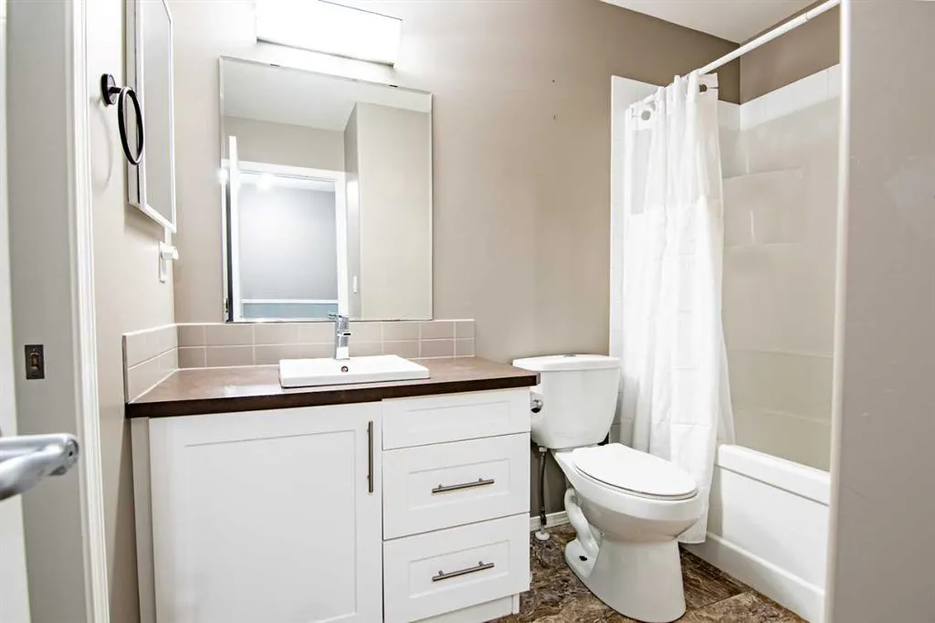 30 Carleton Avenue, #805