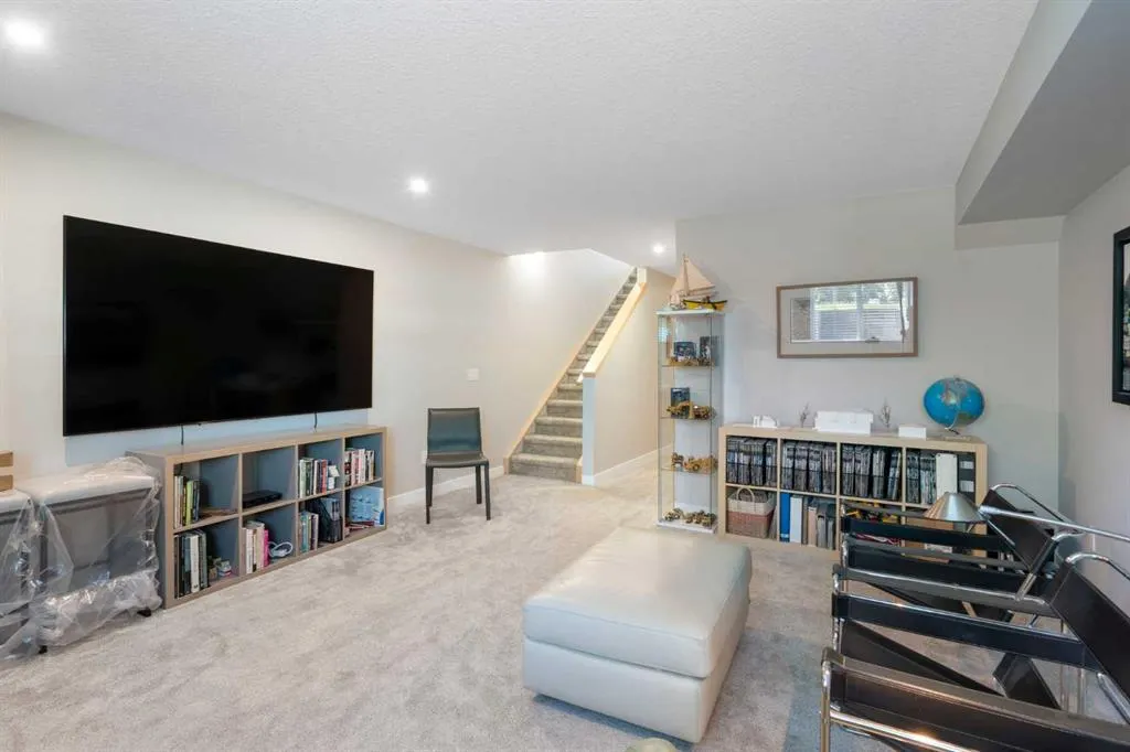 2739 Cochrane Road NW