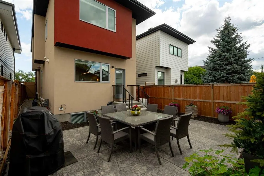 2739 Cochrane Road NW