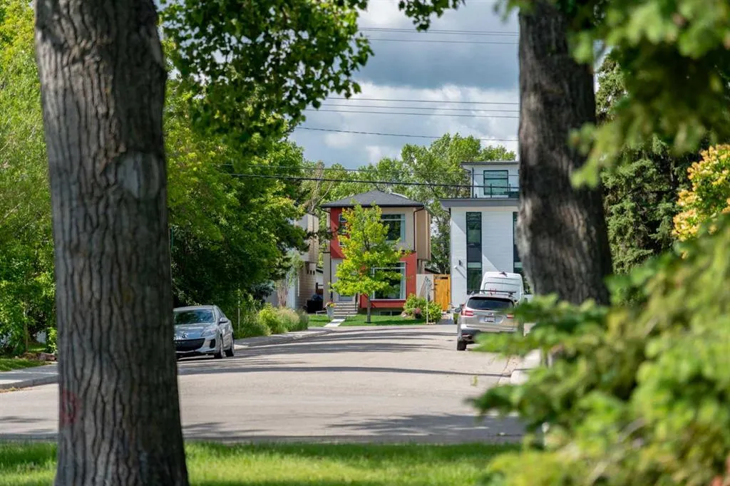 2739 Cochrane Road NW