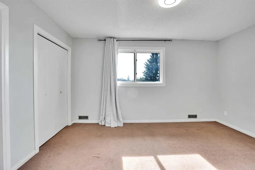 48 WHITWORTH Way NE