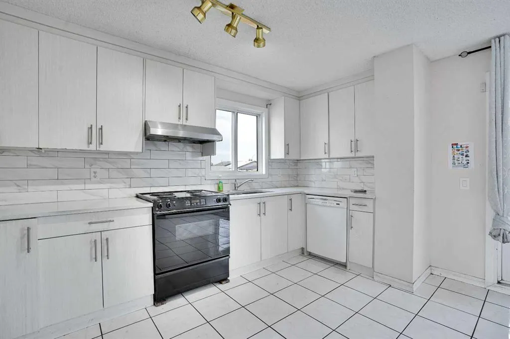 48 WHITWORTH Way NE