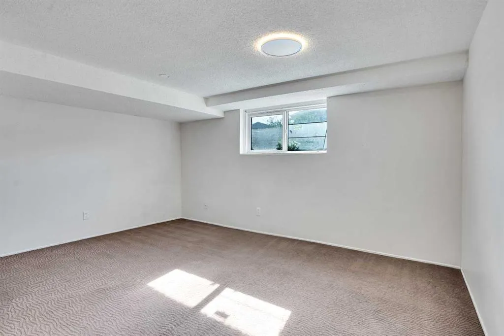 48 WHITWORTH Way NE