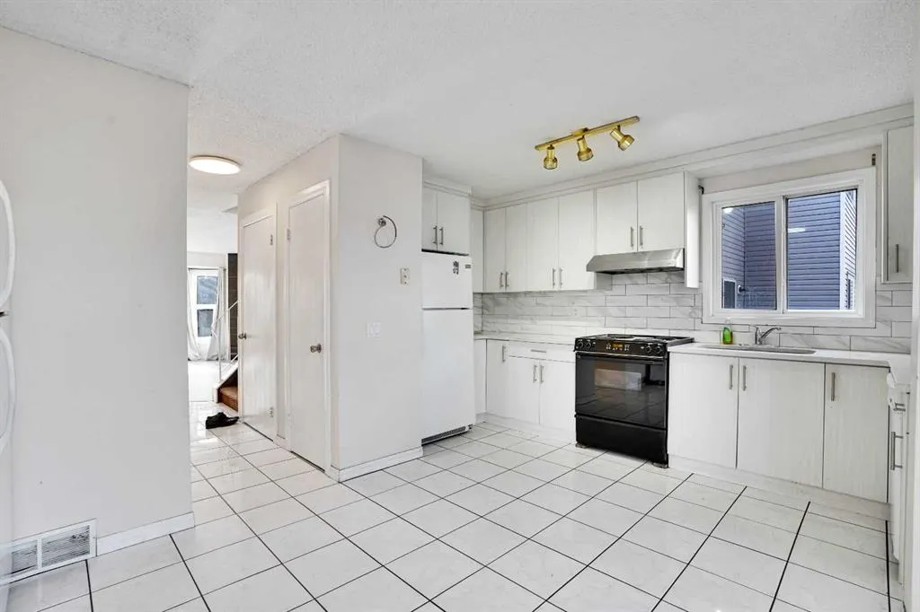 48 WHITWORTH Way NE