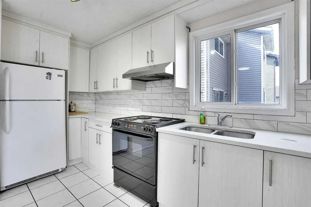 48 WHITWORTH Way NE