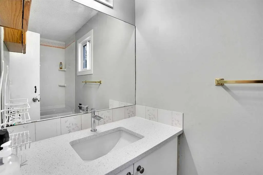 48 WHITWORTH Way NE