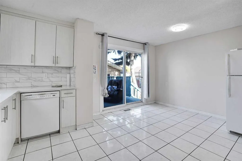 48 WHITWORTH Way NE