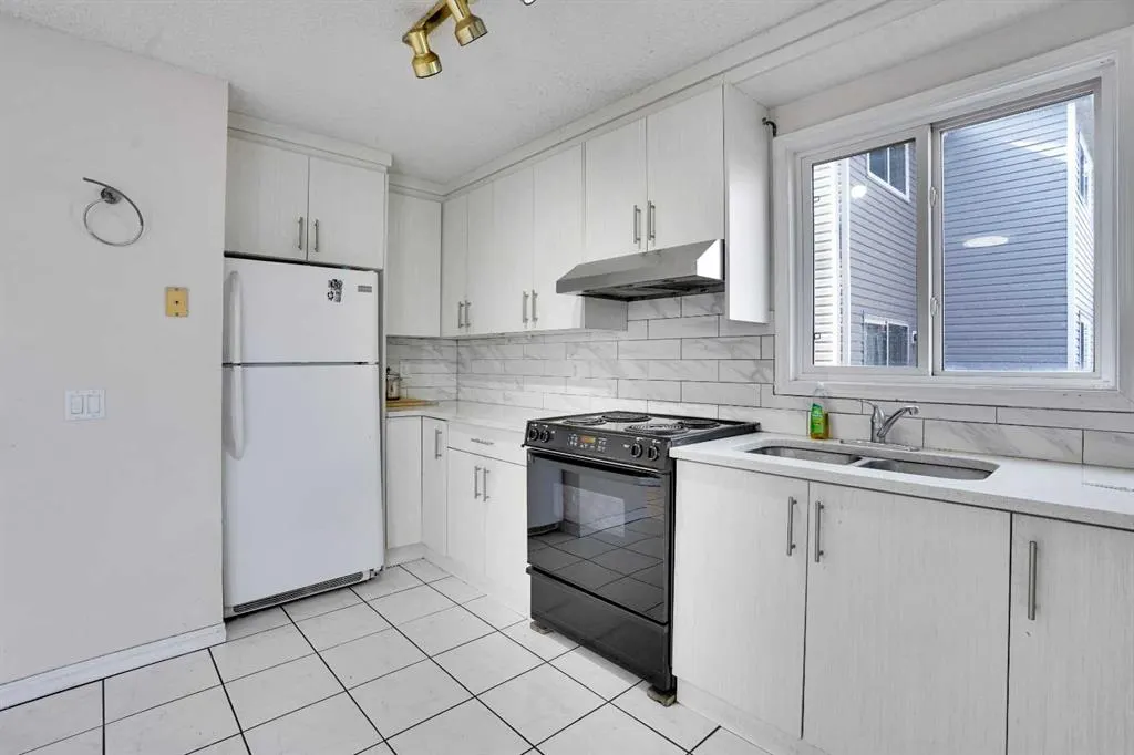 48 WHITWORTH Way NE