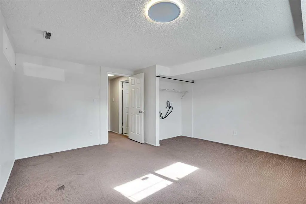 48 WHITWORTH Way NE
