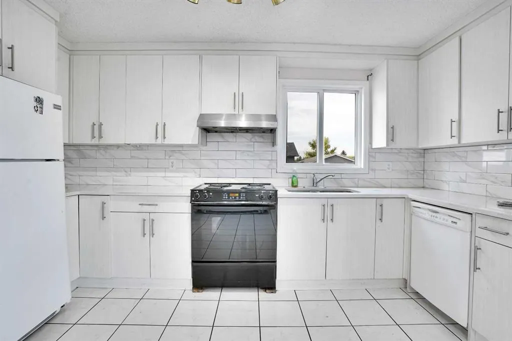 48 WHITWORTH Way NE