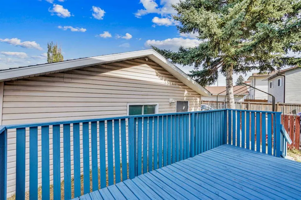 48 WHITWORTH Way NE