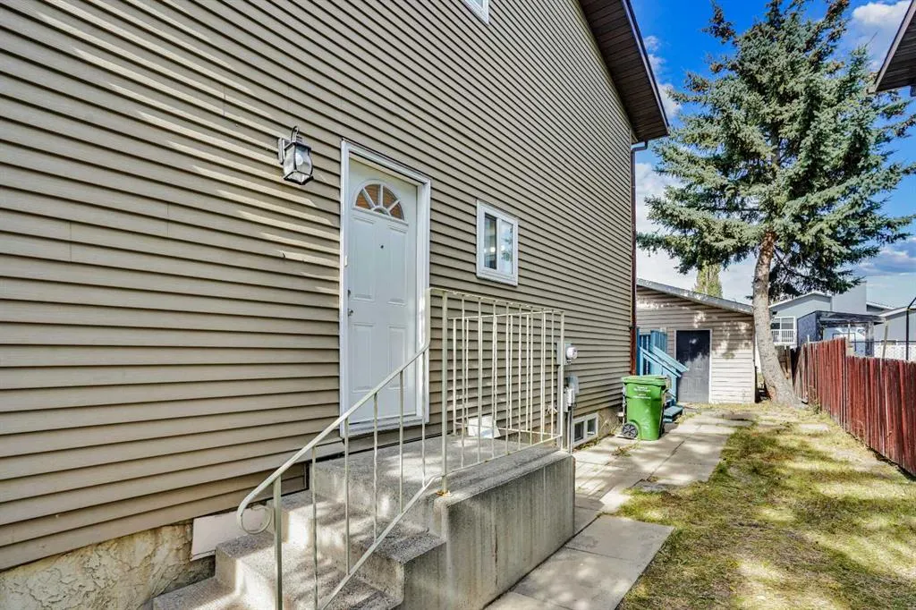 48 WHITWORTH Way NE