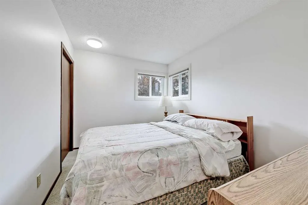 40 Woodview Court SW