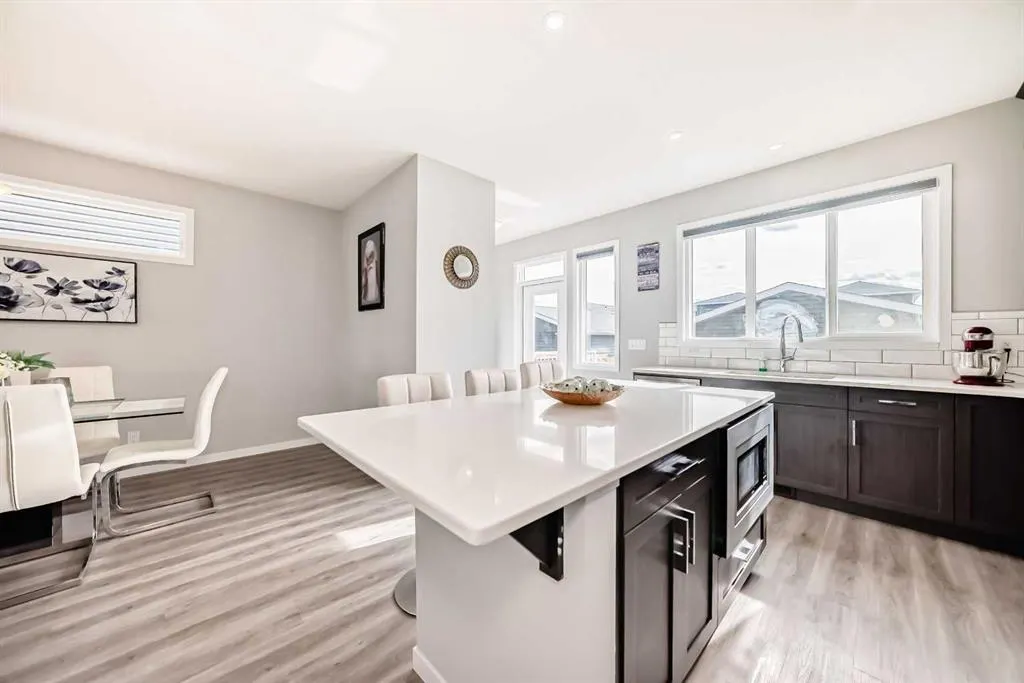 868 WEST LAKEVIEW Drive