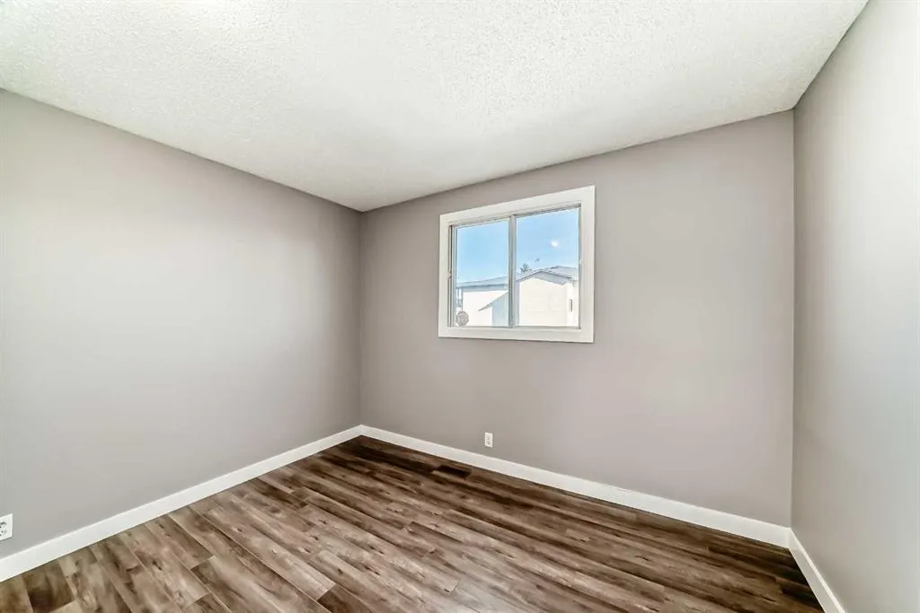 327 Falshire Way NE