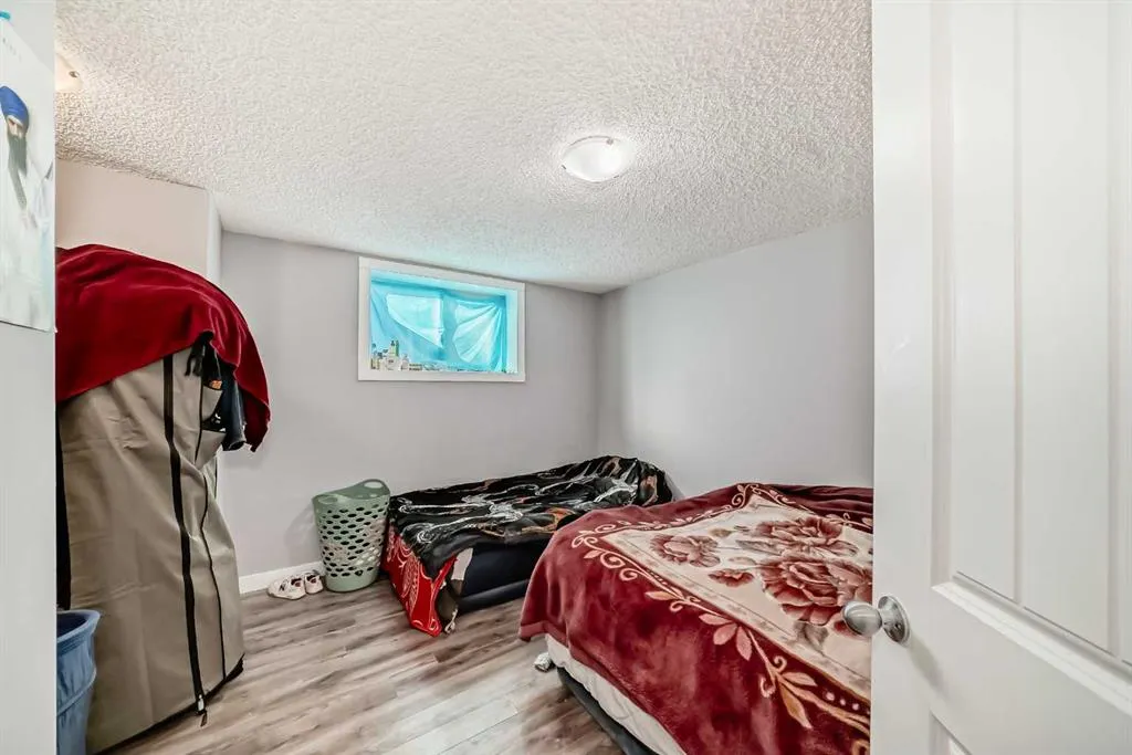 327 Falshire Way NE