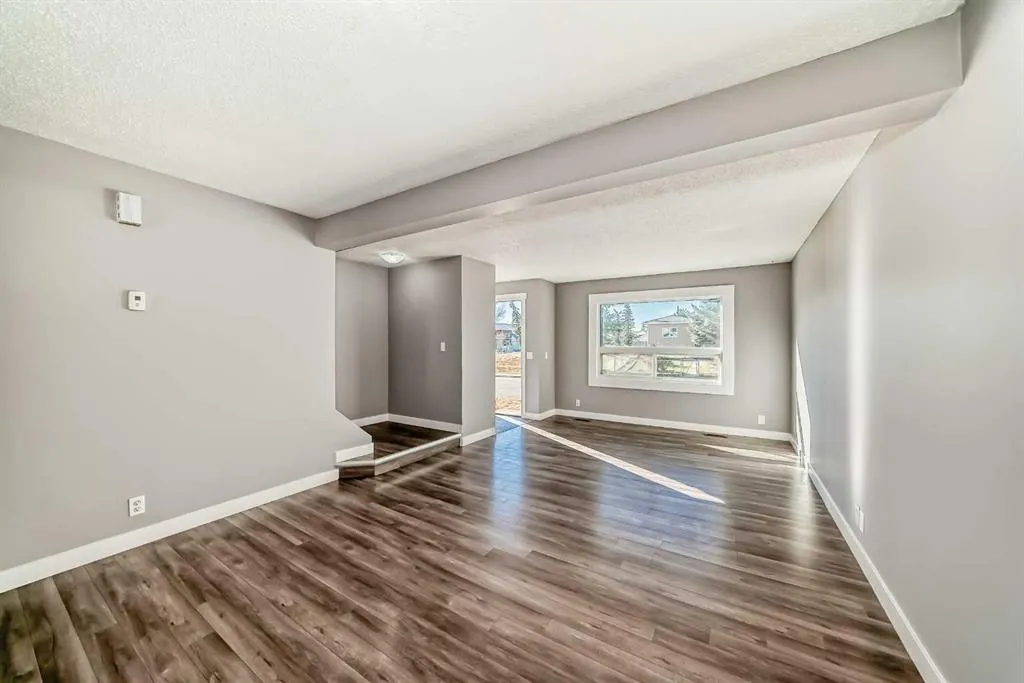 327 Falshire Way NE