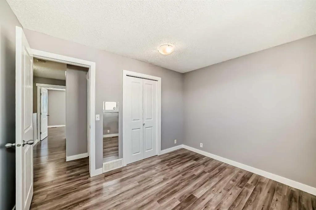 327 Falshire Way NE
