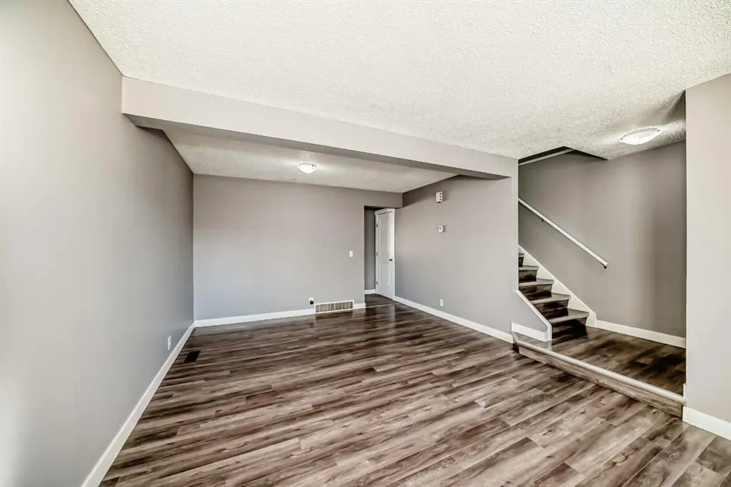 327 Falshire Way NE