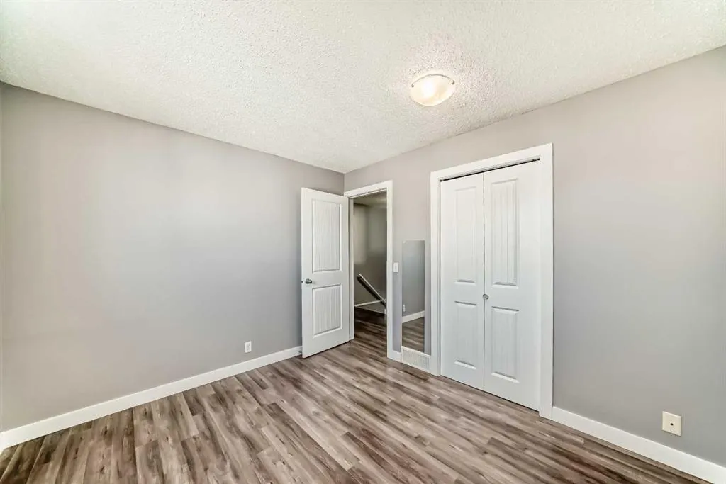 327 Falshire Way NE