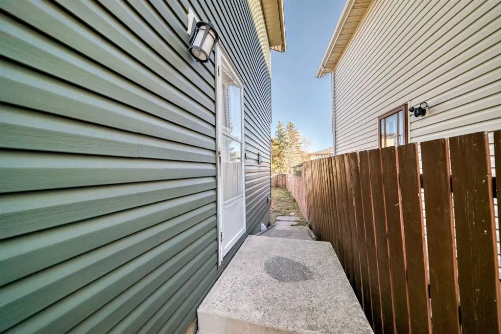 327 Falshire Way NE
