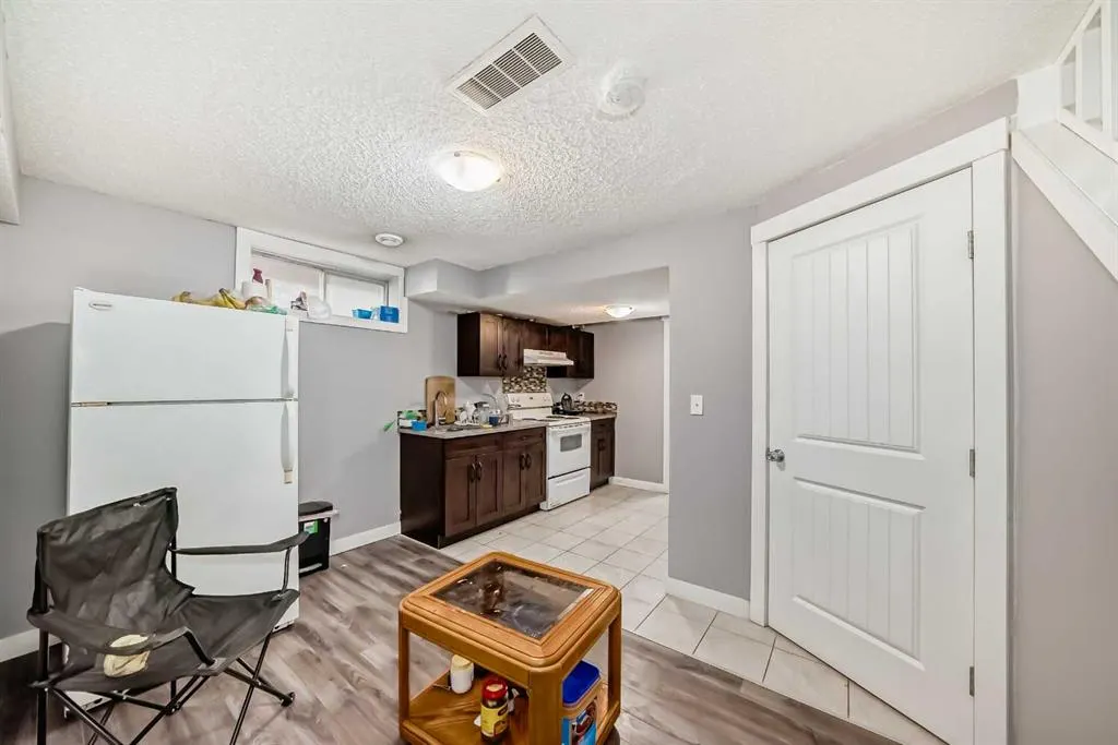 327 Falshire Way NE