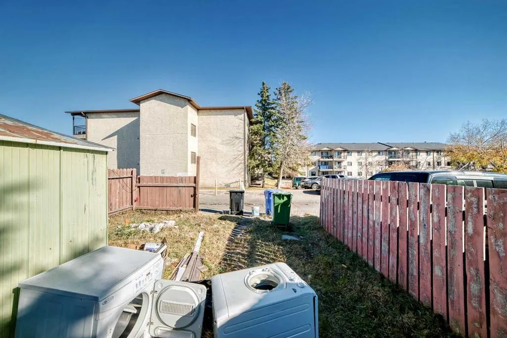 327 Falshire Way NE