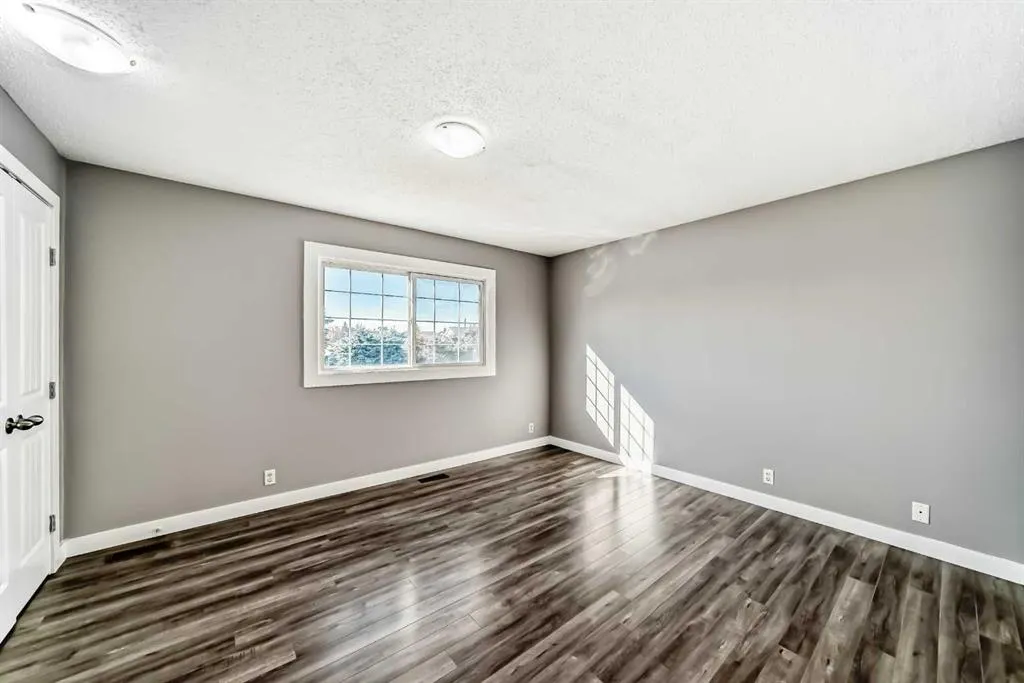327 Falshire Way NE